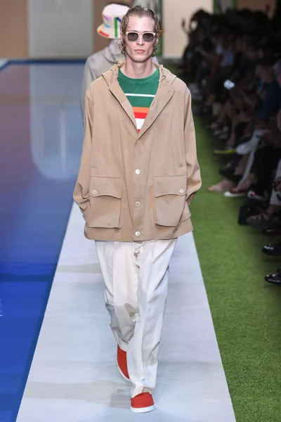 Look 18